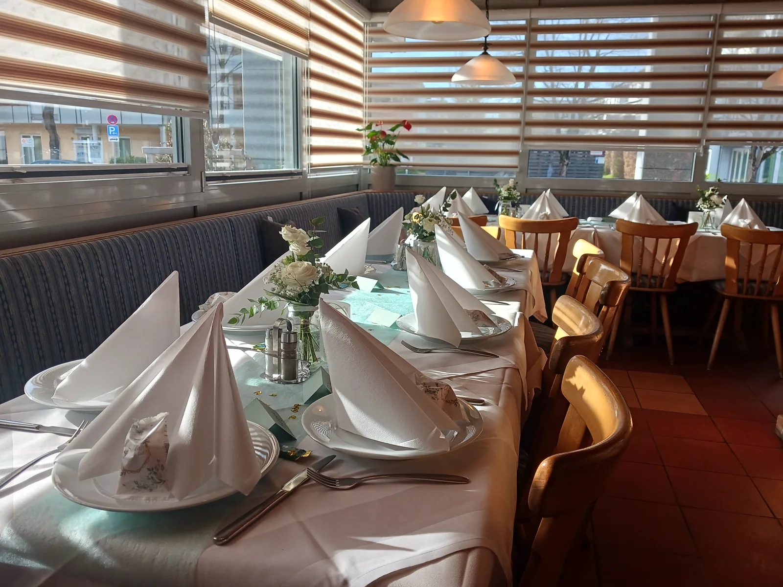 Gedeckter Tisch in warmem Abendlicht