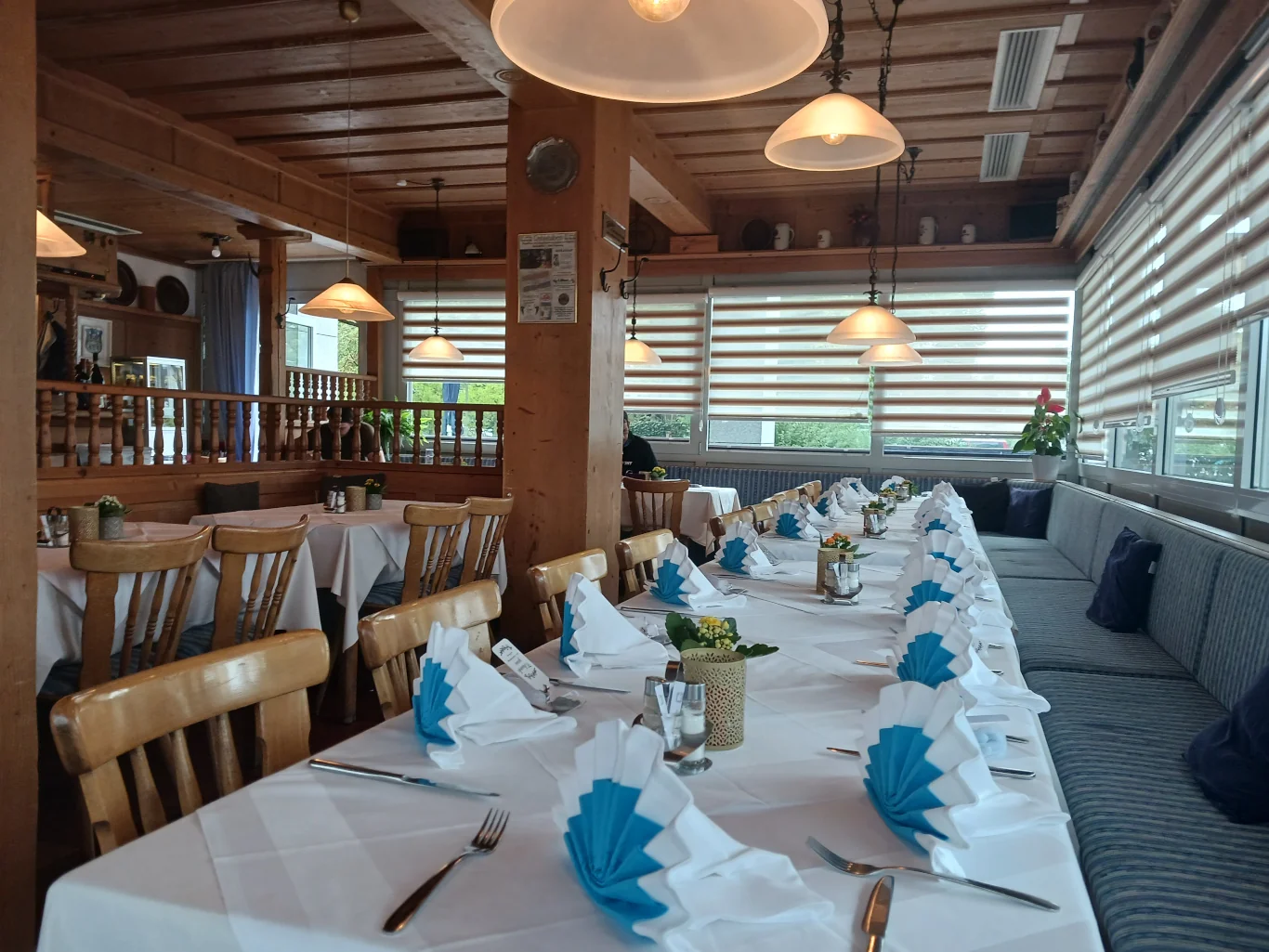 Festlich eingedeckte Tafel mit blau-weißen Servietten in unserer holzvertäfelten Stube