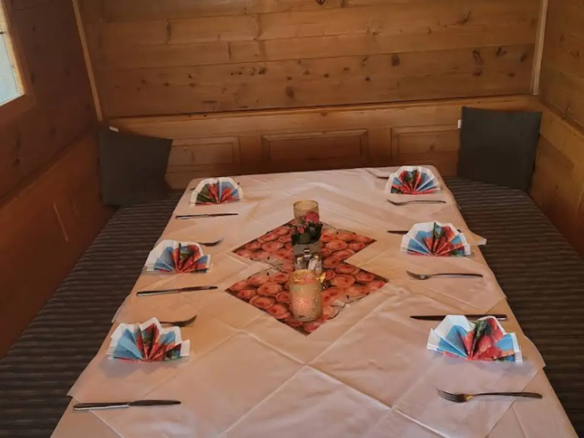 Gedeckter Tisch in der Nische