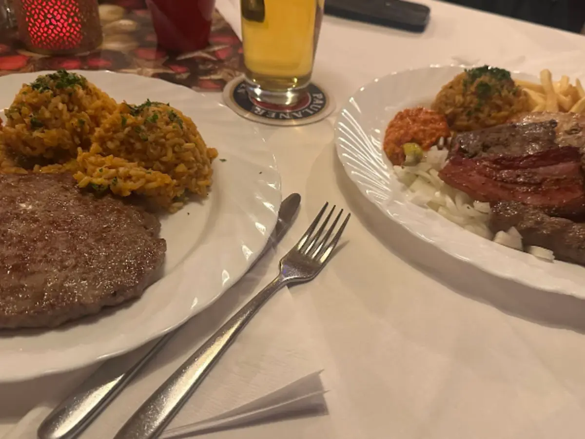 Fleischplatte mit Beilagen